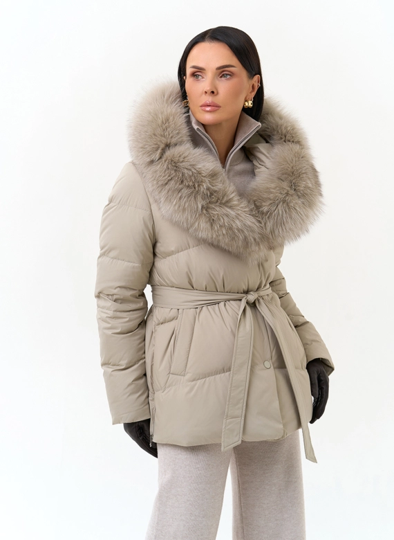 Женский пуховик с капюшоном из меха песца фото
