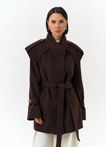 Женское укороченное пальто с акцентными плечами