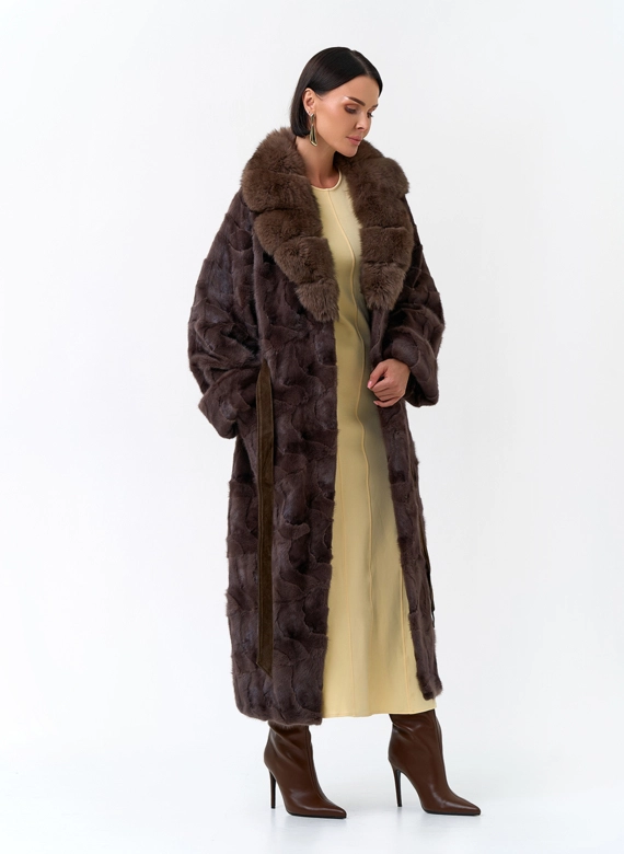 Женская шуба из меха норки с воротником из меха песца фото