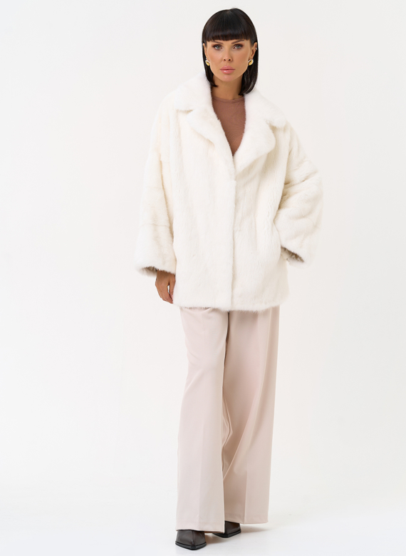 Шуба из меха норки белого цвета