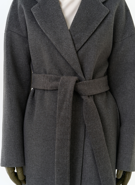 Женское пальто с английским воротником