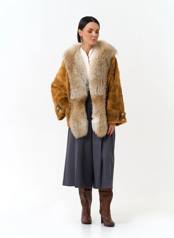 Шуба из норки с отделкой из меха койота фото