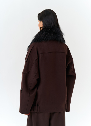 Женское укороченное пальто с отделкой из меха лисы