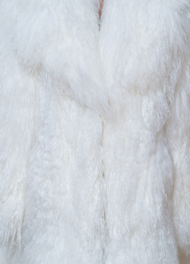 Длинная шуба белого цвета из меха ламы модель № 32055 универмаг малина