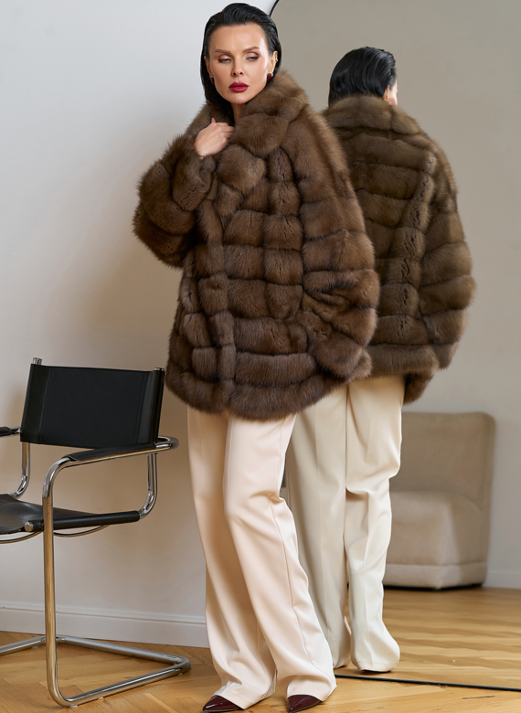 Женская шуба из куницы с английским воротником