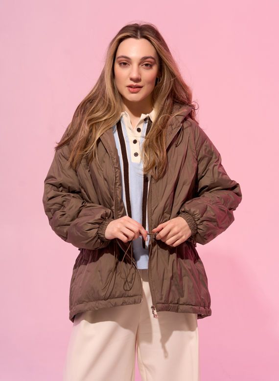 Женская куртка в коричневом цвете с капюшоном