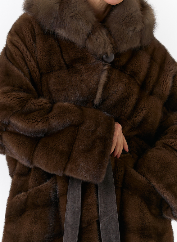 Шуба из меха норки с капюшоном из меха куницы