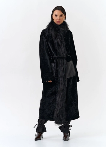 Женская дубленка с отделкой из меха лисы фото