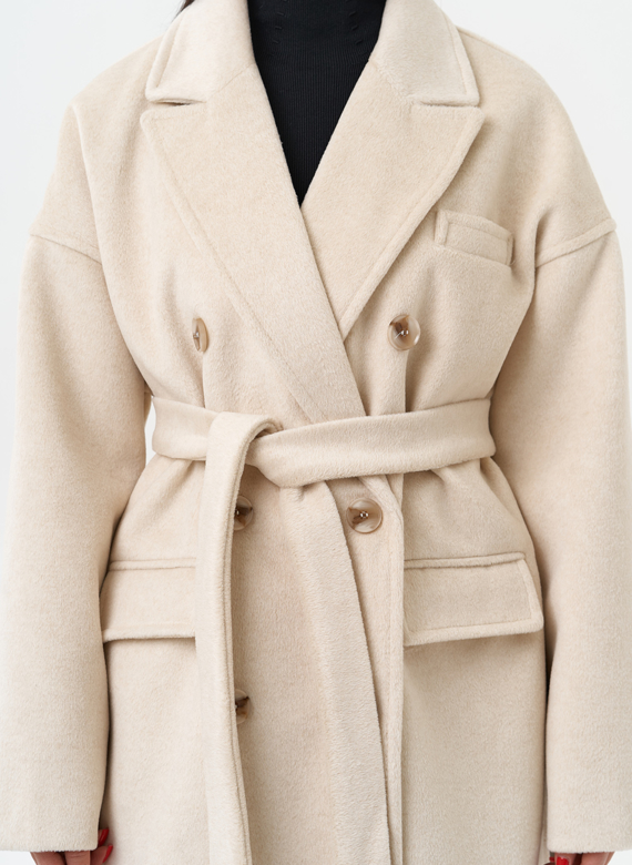 Женское укороченное пальто с поясом