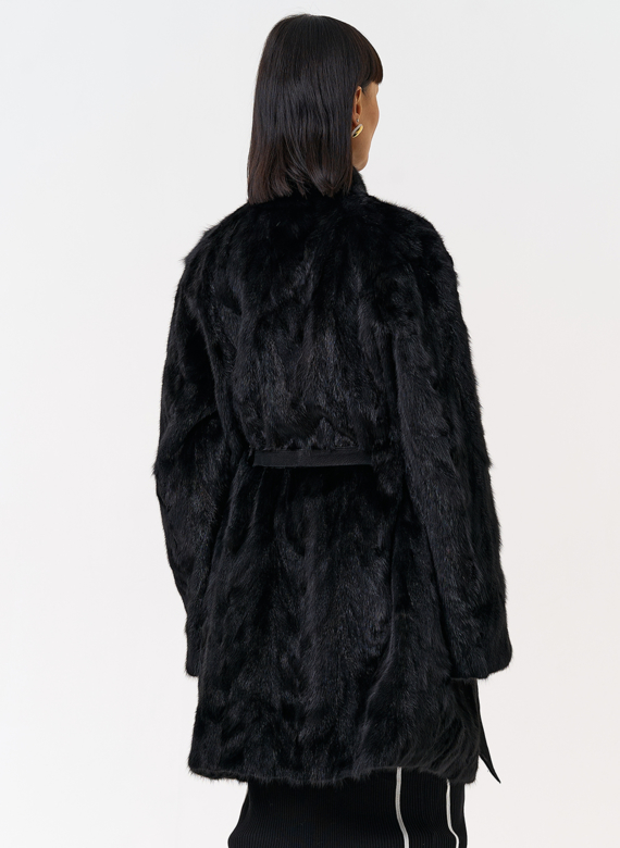 Женская шуба из меха норки в черном цвете