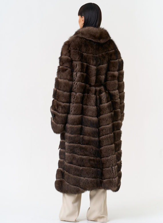 Длинная шуба из меха песца с английским воротником