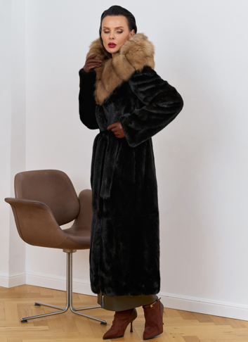 Шуба из меха норки с капюшоном из меха куницы