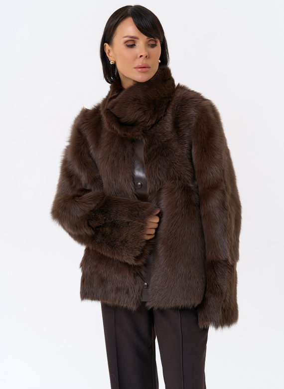 Женская короткая дубленка с воротником стойкой