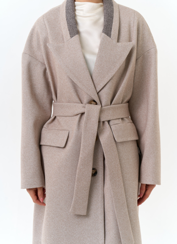 Женское пальто с акцентным воротником