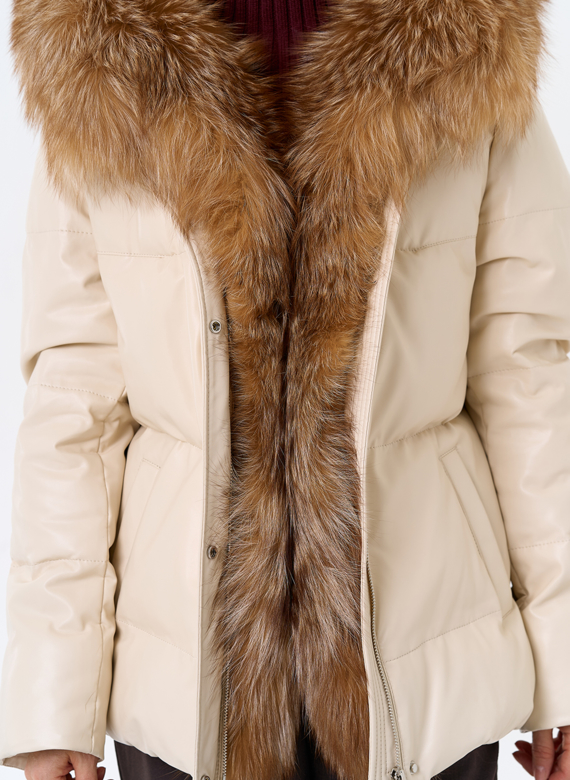 Женский пуховик из эко кожи с отделкой из натуральной лисы