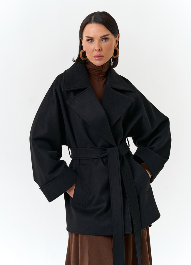 Женское укороченное пальто черного цвета модель № 32783 меха малина