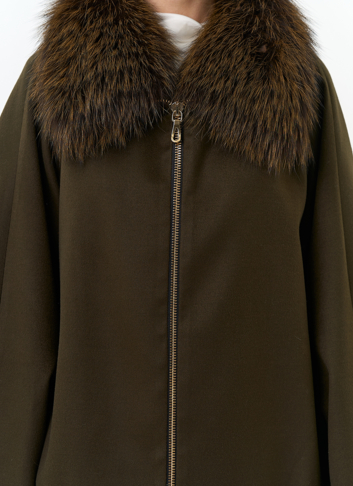 Женское укороченное пальто с отделкой из меха лисы