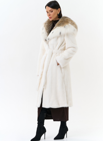 Шуба из белой  норки с капюшоном из рыси