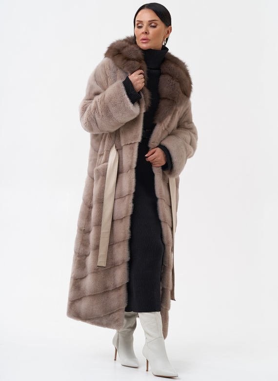 Длинная шуба из норки с капюшоном из меха куницы