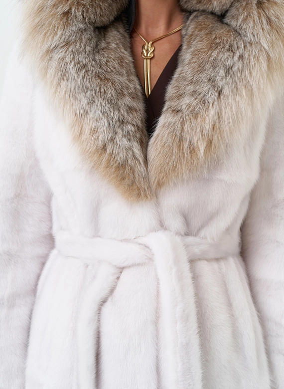Женская шуба из меха норки с капюшоном из меха рыси