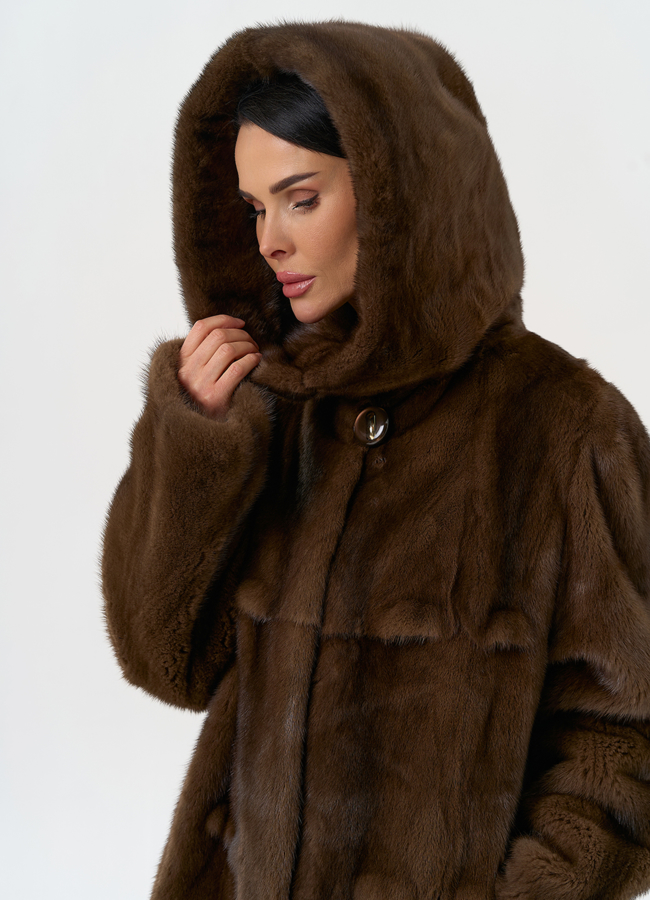 Женская шуба из меха норки с капюшоном  модель № 32107 универмаг малина