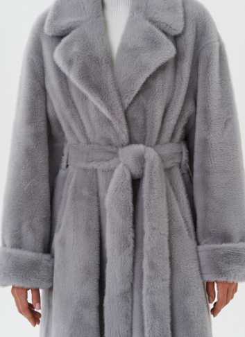 Пальто из эко меха с английским воротником