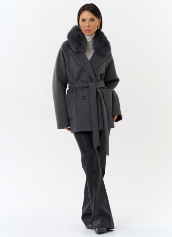 Женское утепленное пальто с отделкой из меха песца