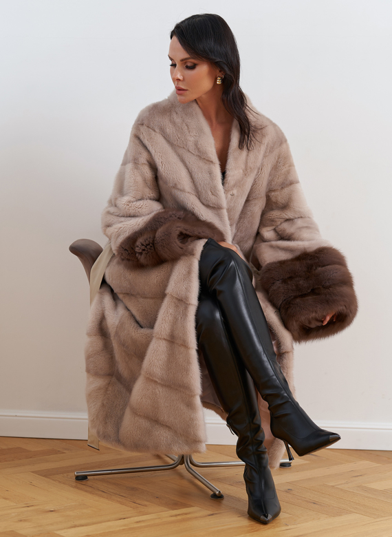 Женская шуба из меха норки с отделкой из меха куницы