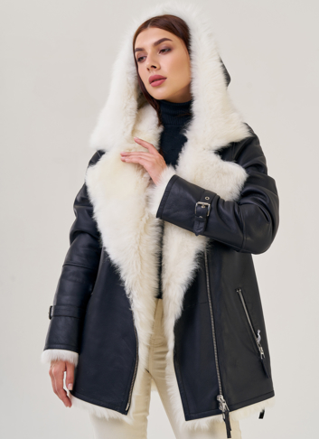 Укороченная женская дубленка с капюшоном