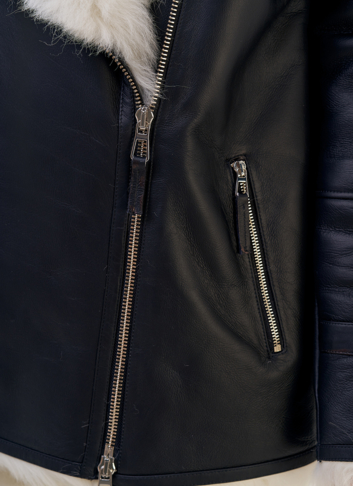 Укороченная женская дубленка с капюшоном