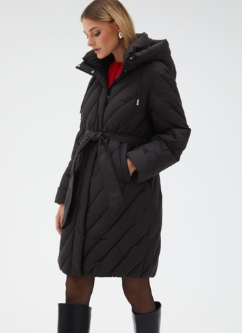 Женский пуховик черного цвета с поясом