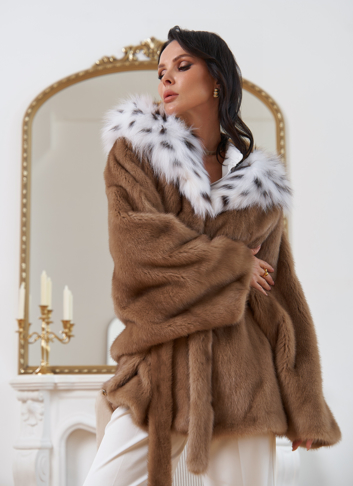 Женская шуба из меха норки с капюшоном 