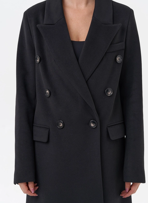 Длинное двубортное пальто с английским воротником