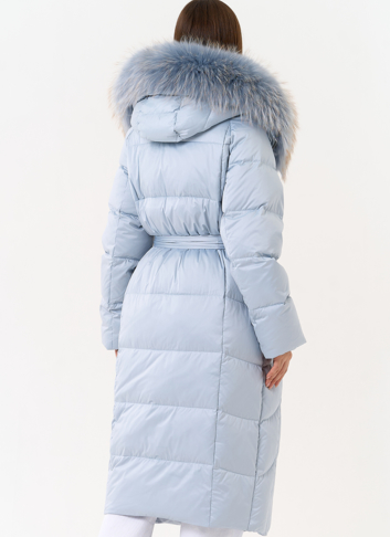 Женский пуховик голубого цвета с отделкой из меха лисы