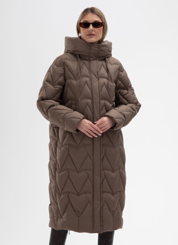 Женский пуховик коричневого цвета
