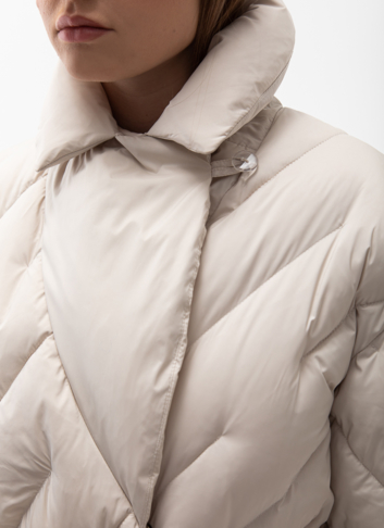 Женский пуховик с английским воротником