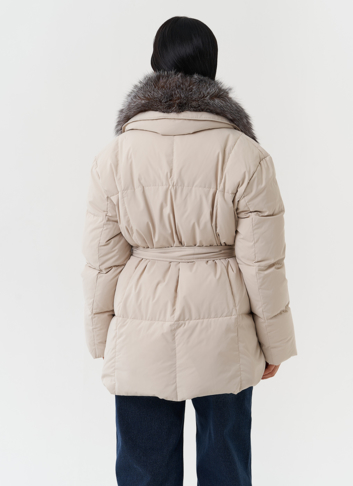 Женский пуховик с мехом чернобурки