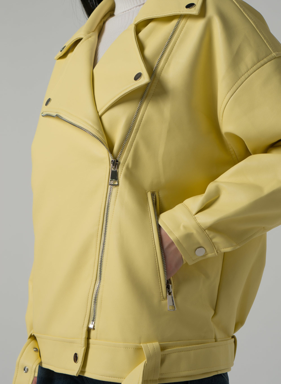 Женская удлиненная косуха-оверсайз в светло-желтом цвете