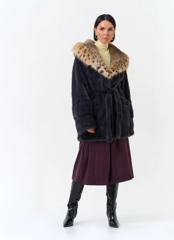 Женская шуба из меха норки с капюшоном из меха рыси фото